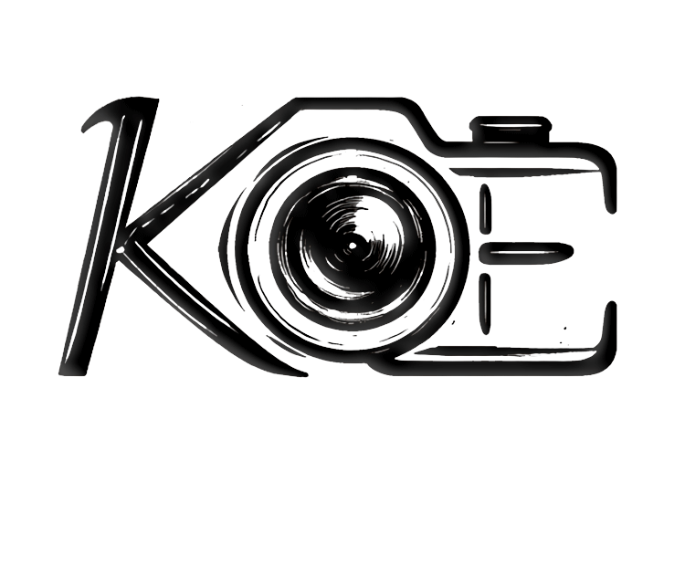 Logo des Fotografen Kristof Ewert mit einer Kamera als Symbol, in der die Initialen K und E integriert sind, getrennt durch ein Kameraobjektiv, in schwarzer Schrift.